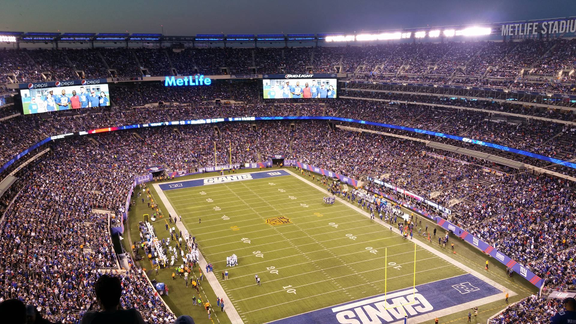 How to attend a football game in New York City ? ©New
